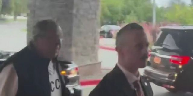 Ο Λαβρόφ στην Αλάσκα με φούτερ “ΕΣΣΔ” πριν τη συνάντηση Τραμπ – Πούτιν