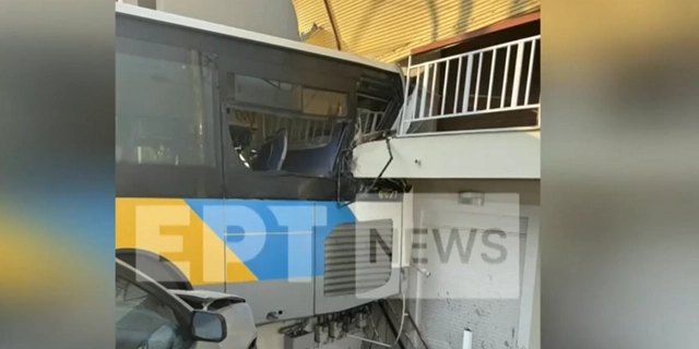 Παπάγου: Λεωφορείο καρφώθηκε σε μπαλκόνι κατοικίας – Ζημιές στο σπίτι και ένα Ι.Χ.
