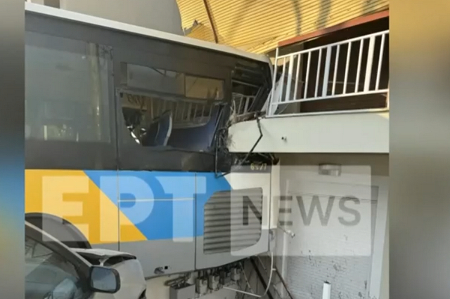 Παπάγου: Λεωφορείο καρφώθηκε σε μπαλκόνι κατοικίας – Ζημιές στο σπίτι και ένα Ι.Χ.