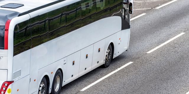 Θεσσαλονίκη: Ανήλικοι επιτέθηκαν με πέτρες σε τουριστικό λεωφορείο – Τρεις τραυματίες