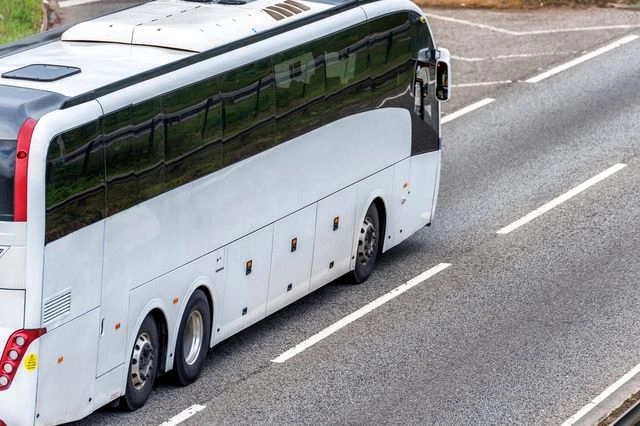Θεσσαλονίκη: Ανήλικοι επιτέθηκαν με πέτρες σε τουριστικό λεωφορείο – Τρεις τραυματίες