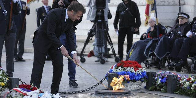 Ο Εμανουέλ Μακρόν ανάβει τη φλόγα στον βωμό του Άγνωστου Στρατιώτη