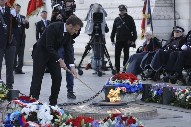 Ο Εμανουέλ Μακρόν ανάβει τη φλόγα στον βωμό του Άγνωστου Στρατιώτη