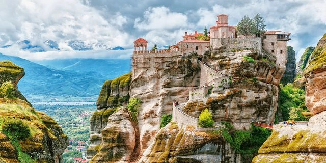 Μετέωρα: Εξερεύνηση στα μονοπάτια των βράχων