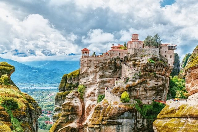 Νεκρή γυναίκα μετά από πτώση στα Μετέωρα