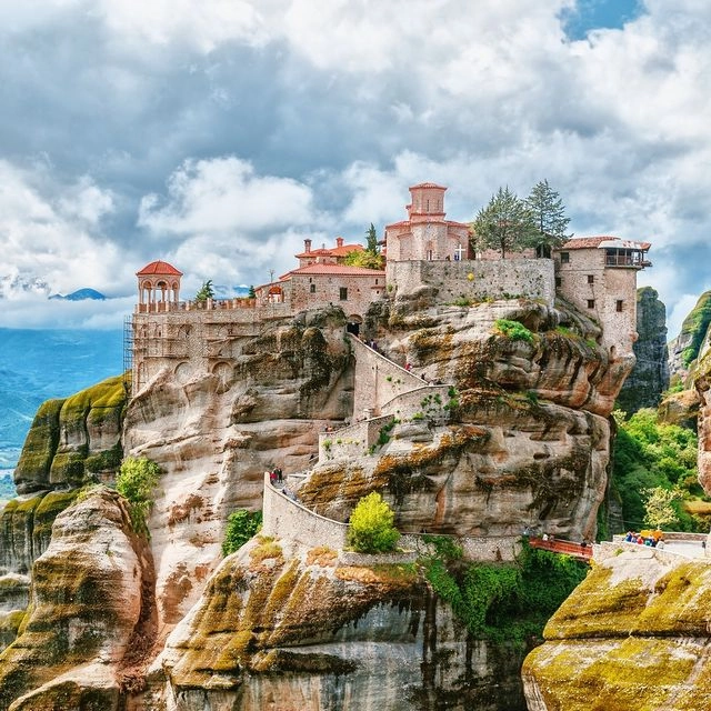 Νεκρή γυναίκα μετά από πτώση στα Μετέωρα