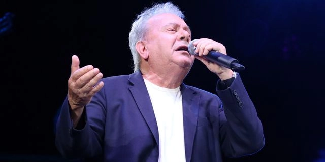 Ο Μανώλης Μητσιάς στο φεστιβάλ Αίγινας – “Δεν θέλω στην εποχή μου να είμαι ο απέναντι”