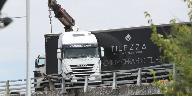 Τροχαίο ατύχημα όταν νταλίκα "δίπλωσε" στην Εθνική Οδό Αθηνών - Θεσσαλονίκης, στο ύψος της γέφυρας του Γαλλικού Ποταμού