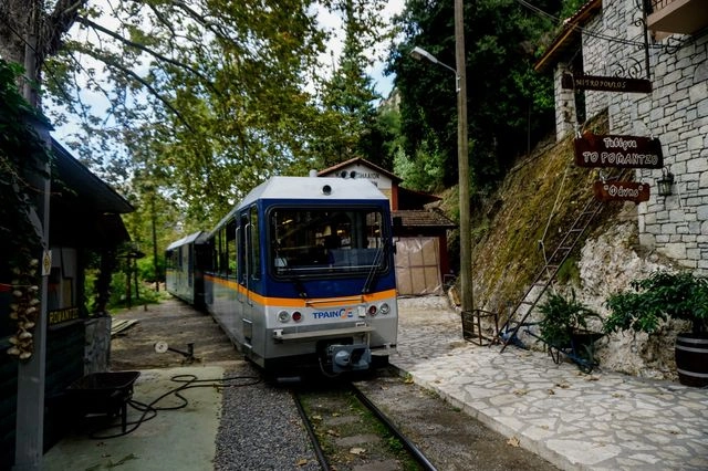 Επιχείρηση απεγκλωβισμού επιβατών του Οδοντωτού – Ακινητοποιήθηκε σε δύσβατο σημείο