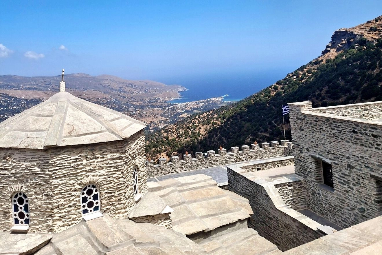 Πώς “χωρά” ο Μόραλης σε ένα μοναστήρι – Εικόνες από τη Μονή Παναχράντου στην Άνδρο