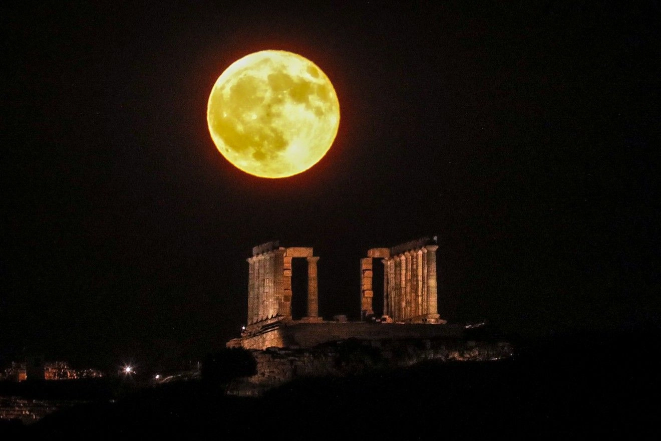 Πανσέληνος Αυγούστου: Μαγευτικές εικόνες από το “Φεγγάρι του Οξύρρυγχου”