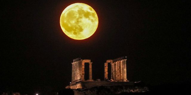 Πανσέληνος Αυγούστου: Μαγευτικές εικόνες από το “Φεγγάρι του Οξύρρυγχου”
