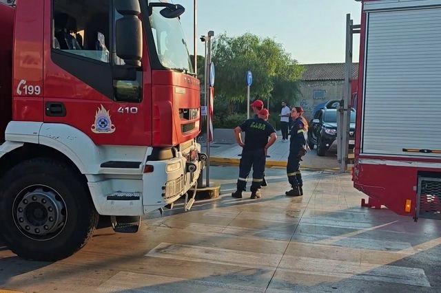 Φωτιά σε όχημα στο υπόγειο πάρκινγκ σουπερμάρκετ στον Πειραιά