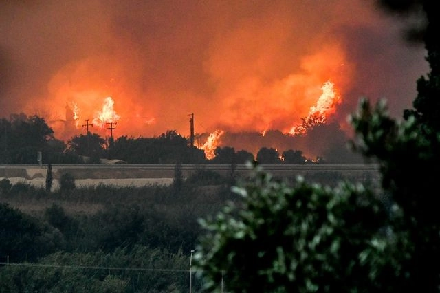 Φωτιά στη Δυτική Αχαΐα: Νέο μέτωπο στα Συχαινά – Κλείνει τμήμα της Ολυμπίας Οδού