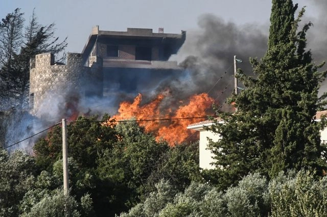 Οι “οικισμοί” που καίγονται και στην πραγματικότητα είναι προάστια της Πάτρας