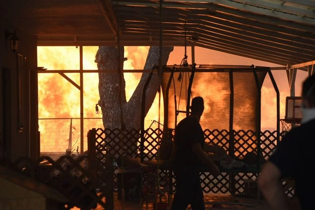 Φωτιά στην Αχαΐα: Οι φλόγες πλησιάζουν επικίνδυνα την πόλη της Πάτρας – Χάρτης