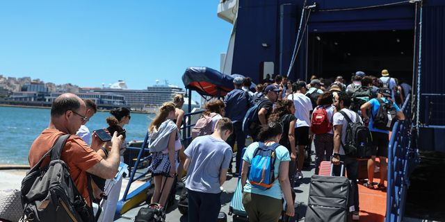 Κίνηση στους δρόμους: Το αδιαχώρητο στο λιμάνι του Πειραιά, αναχωρούν οι εκδρομείς του Αυγούστου
