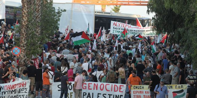 Συγκέντρωση διαμαρτυρίας στο λιμάνι του Πειραιά, με αφορμή την άφιξη του κρουαζιερόπλοιου "CROWN IRIS"