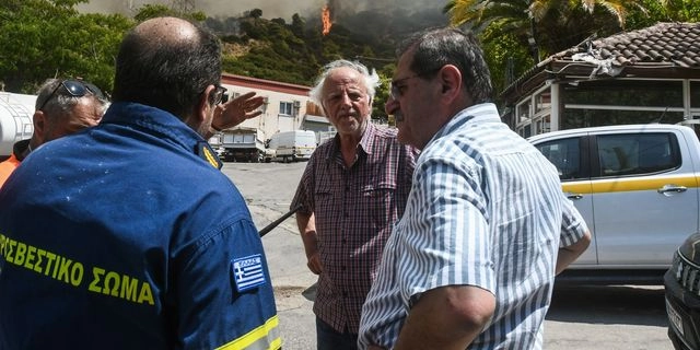 Για τις φωτιές φταίει ο Πελετίδης και το “φλεγόμενο πουλί”