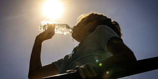 Tι μπορείς να πάθεις αν πιεις νερό από μπουκάλι που έχει ζεσταθεί
