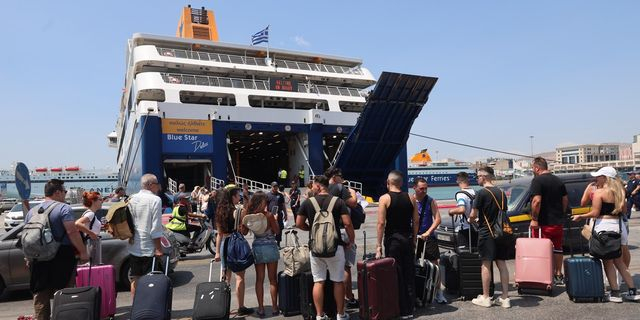 Αλαλούμ στα λιμάνια: Αναχωρούν πλοία παρά το απαγορευτικό