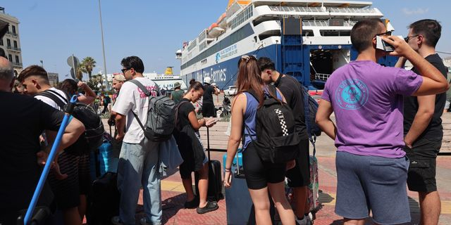 Στιγμιότυπο από το λιμάνι του Πειραιά, μετά την ανακοίνωση για απαγορευτικό απόπλου