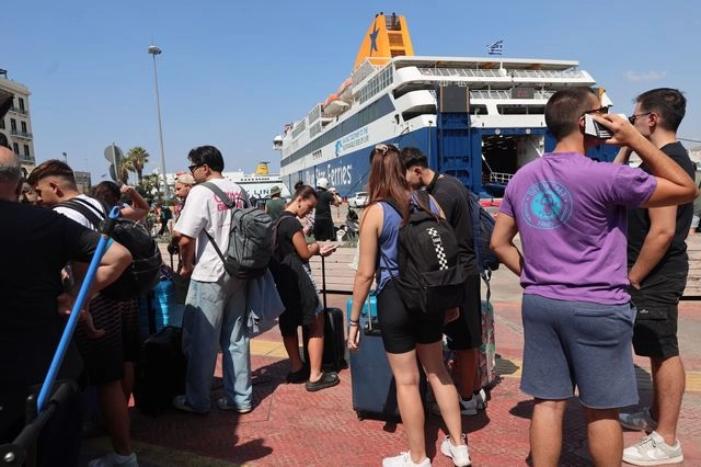 Στιγμιότυπο από το λιμάνι του Πειραιά, μετά την ανακοίνωση για απαγορευτικό απόπλου
