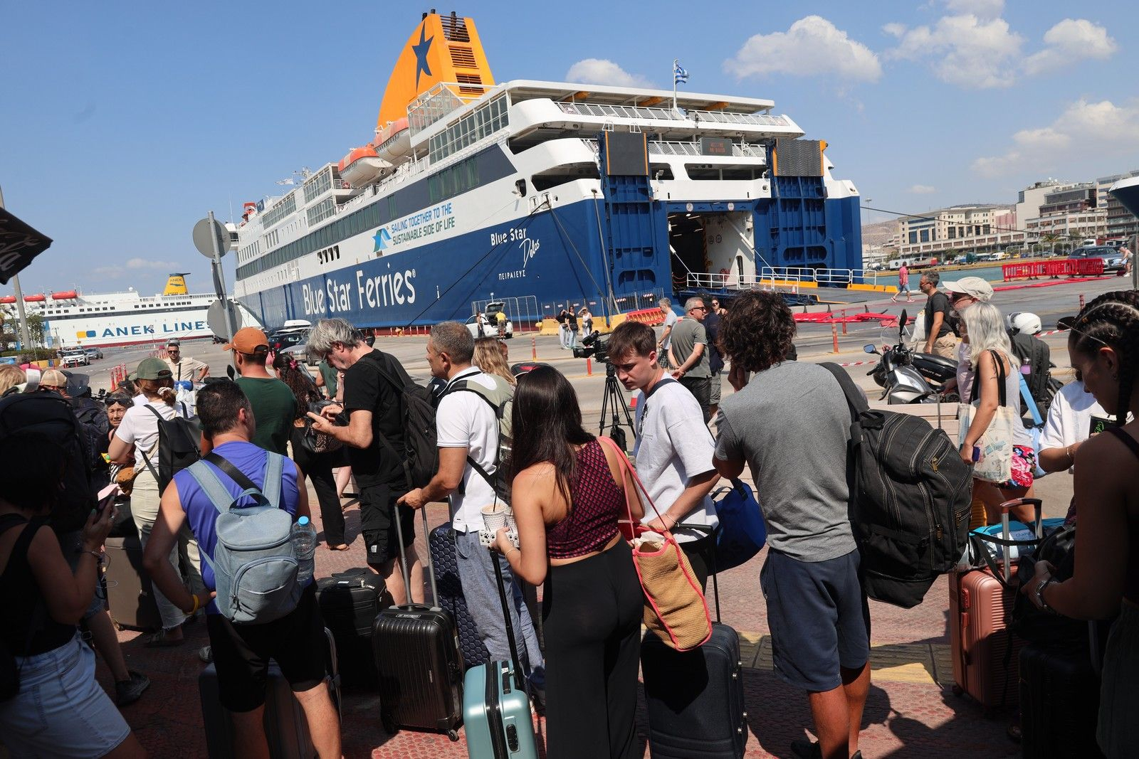 Στιγμιότυπο από το λιμάνι του Πειραιά, μετά την ανακοίνωση για απαγορευτικό απόπλου