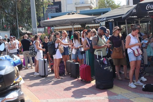 Στιγμιότυπο από το λιμάνι του Πειραιά, μετά την ανακοίνωση για απαγορευτικό απόπλου