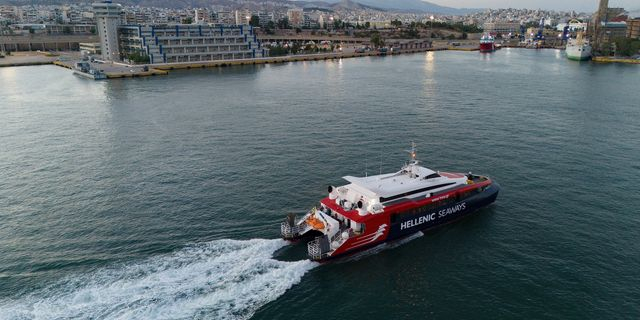 Μηχανική βλάβη στο Flying Cat 3: Ταλαιπωρία για 340 επιβάτες στο λιμάνι του Πειραιά