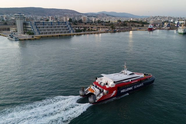 Μηχανική βλάβη στο Flying Cat 3: Ταλαιπωρία για 340 επιβάτες στο λιμάνι του Πειραιά