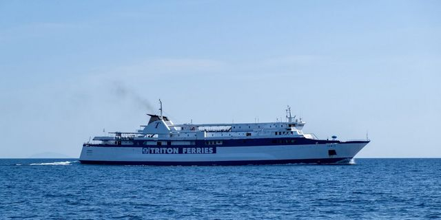 Έφτασε στο Λαύριο το πλοίο Ιονίς – Έπλεε με μία μηχανή
