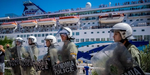 Σε “θέσεις μάχης” στον Πειραιά για το ισραηλινό κρουαζιερόπλοιο