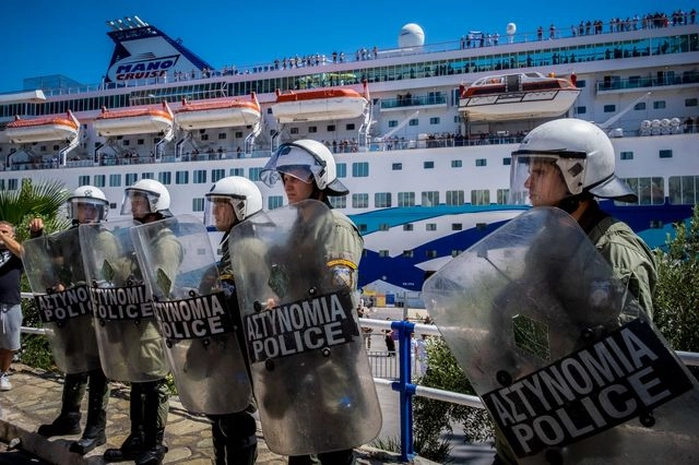 Σε “θέσεις μάχης” στον Πειραιά για το ισραηλινό κρουαζιερόπλοιο