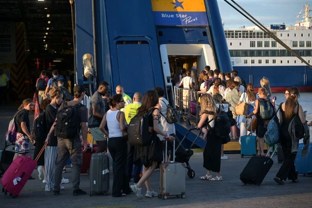 Γιατί το ΠΑΣΟΚ κατηγορεί την κυβέρνηση ότι “εξαφάνισε το καλοκαίρι”