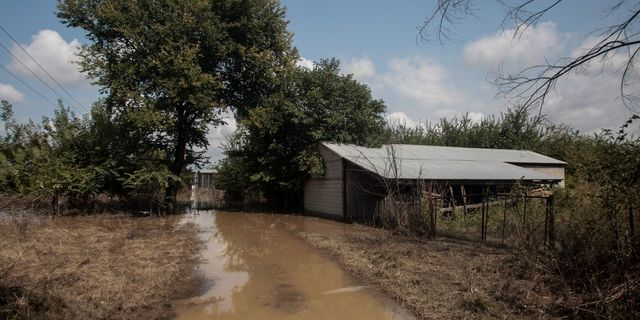 Τρίκαλα: Ποτάμια οι δρόμοι από την κακοκαιρία – Πλημμύρησε το υπόγειο του νοσοκομείου