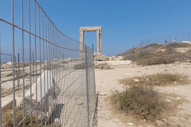 Νάξος: Ο Δήμος σε ανοιχτό πόλεμο με την Εφορεία Αρχαιοτήτων Κυκλάδων για την Πορτάρα