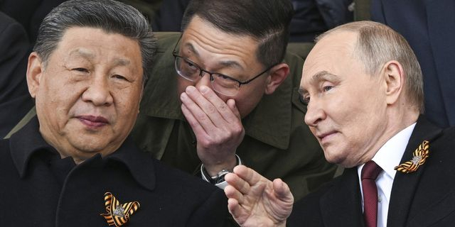 Σι Τζινπίνγκ και Βλαντίμιρ Πούτιν στην παρέλαση της Ημέρας της Νίκης στη Μόσχα