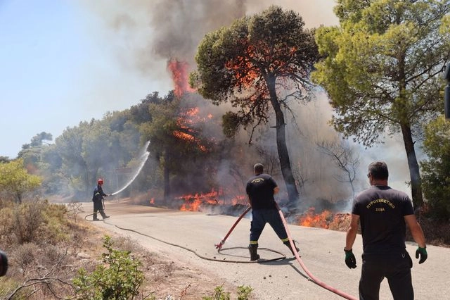 Φωτιά στην Πάτρα: Δυο προσαγωγές μετά την αναζωπύρωση στην περιοχή Μπάλας