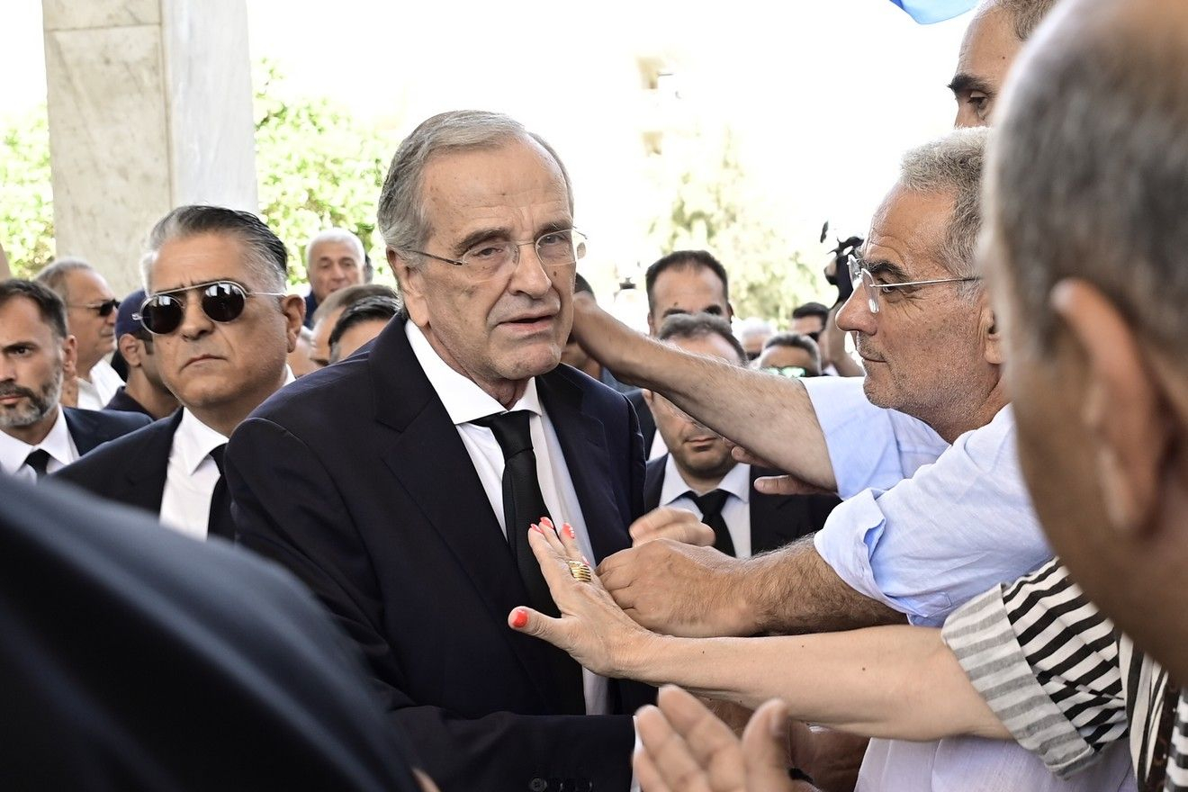 Σε κλίμα οδύνης το τελευταίο αντίο στη Λένα Σαμαρά