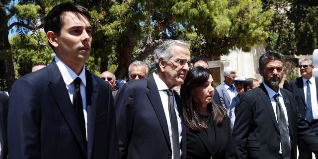 Σε κλίμα οδύνης το τελευταίο αντίο στη Λένα Σαμαρά