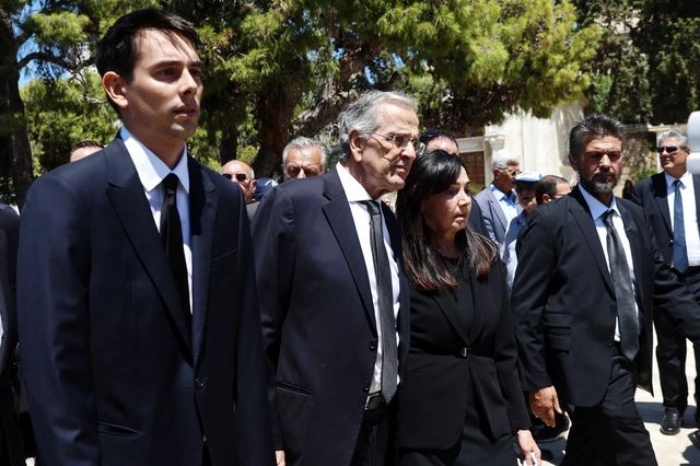 Σε κλίμα οδύνης το τελευταίο αντίο στη Λένα Σαμαρά