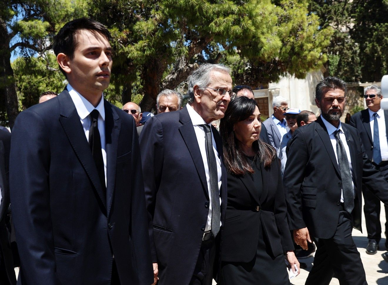 Σε κλίμα οδύνης το τελευταίο αντίο στη Λένα Σαμαρά