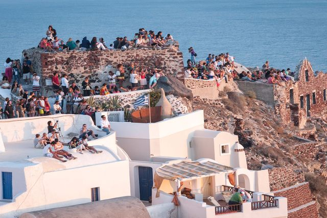 Οι τουρίστες έρχονται, αλλά πληρότητα ξενοδοχείων και τζίρος μειώνονται