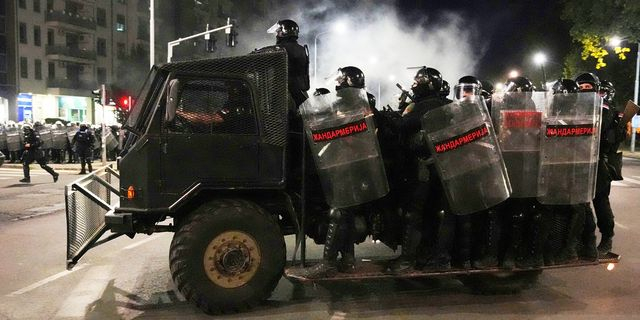 Νύχτα βίας στη Σερβία: Επεισόδια σε Βάλιεβο, Βελιγράδι και Νόβι Σαντ