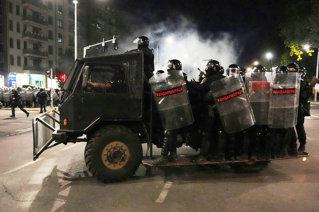 Νύχτα βίας στη Σερβία: Επεισόδια σε Βάλιεβο, Βελιγράδι και Νόβι Σαντ
