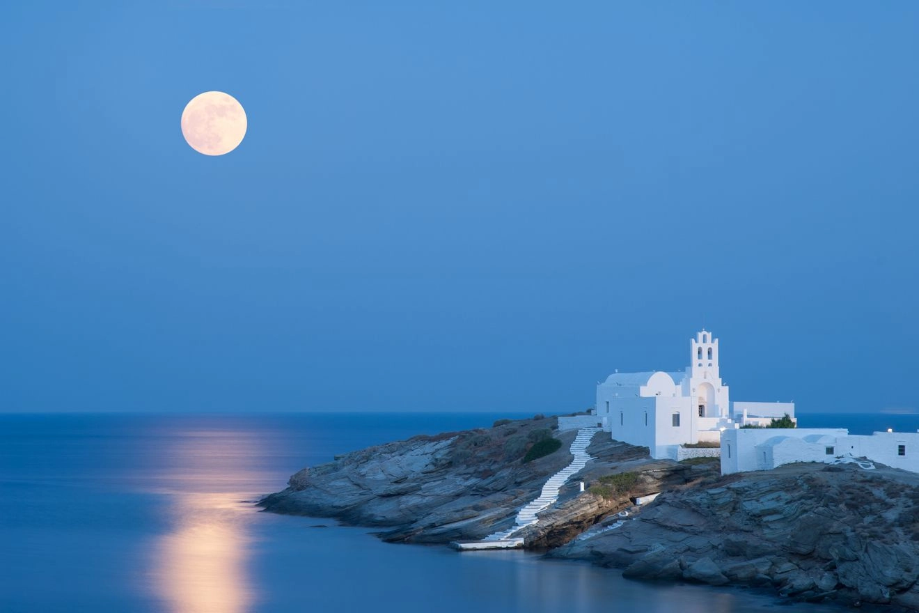 Η εκκλησία της Παναγιάς της Χρυσοπηγής στη Σίφνο