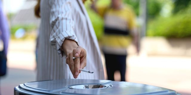 Γυναίκα καπνίζει τσιγάρο