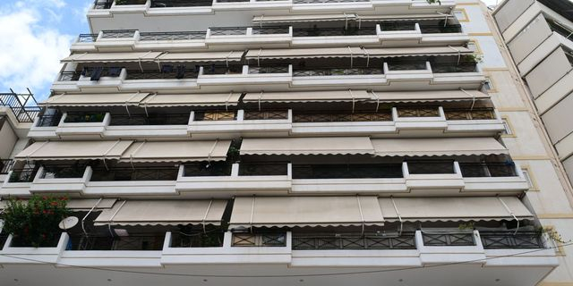 Η πολυκατοικία όπου διαμένει η μητέρα του κοριτσιού που βρέθηκε νεκρό στο Φάληρο