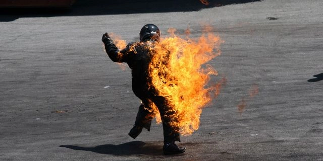 Ρόνι Ρόντελ Τζούνιορ: Πέθανε ο θρυλικός κασκαντέρ που “αυτοπυρπολήθηκε” για τους Pink Floyd